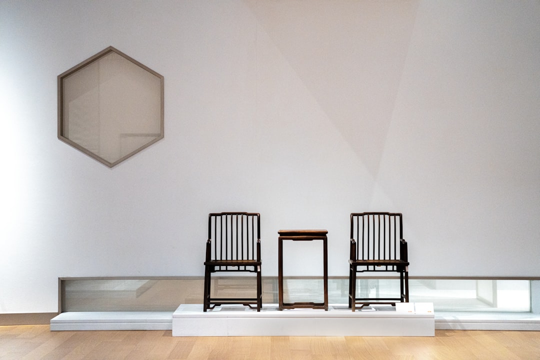Minimalisme contemporain : la tendance dominante du design couverture livre 2024